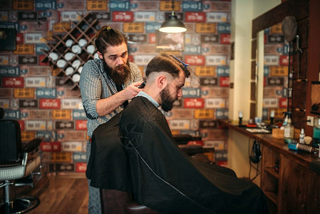 理发师用剪刀给客户做发型理师的概念图片