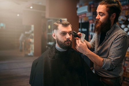 理发师用剪刀给客户做发型图片
