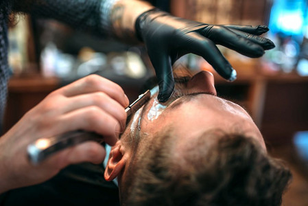 在理发店师用直剃刀胡子生活方式高清图片素材