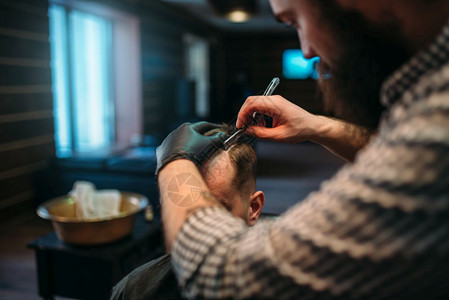 理发师用剃须刀头发理店的客户男图片