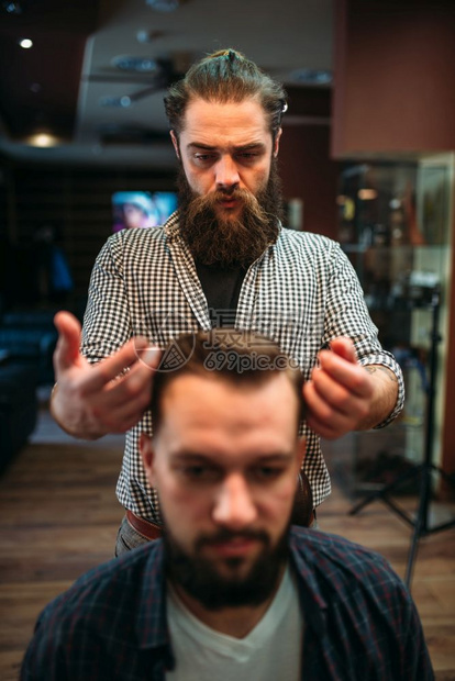 男客户在理发店做型后快乐的男客户在理发店做型后快乐的男客户图片