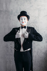马戏演员穿西装手套和帽子图片