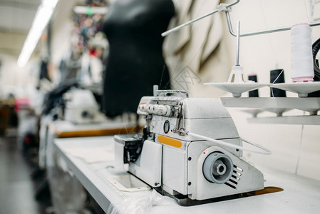 制衣厂工业服装设备缝纫机铆钉高清图片素材