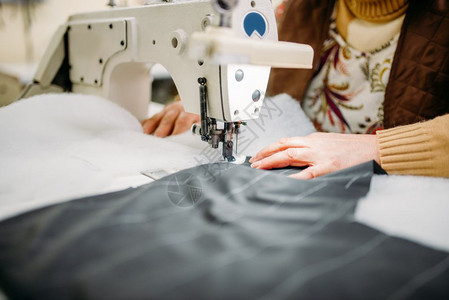 制衣厂工业服装设备缝纫机工业的高清图片素材