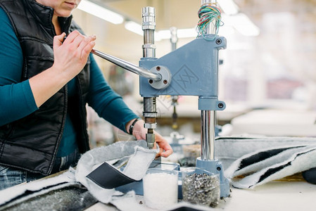 制衣厂工业服装设备缝纫机手高清图片素材