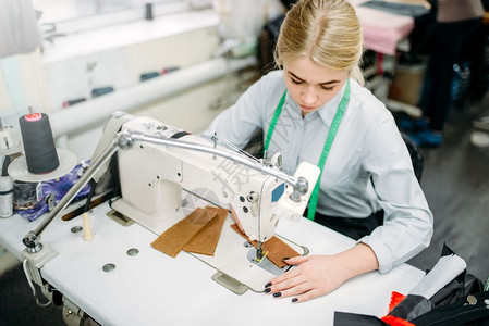 制衣厂工业服装设备缝纫机专业的高清图片素材