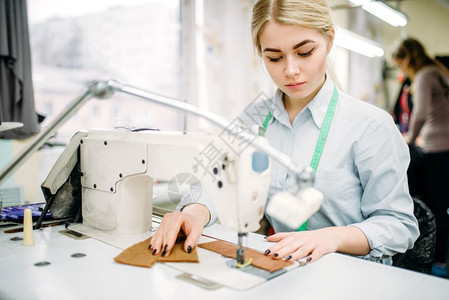 制衣厂工业服装设备缝纫机厘米高清图片素材