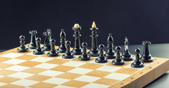 棋盘上准备战斗的黑象棋数字图片