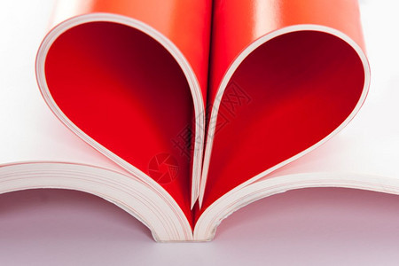书页折叠成心脏形状以的页面图片