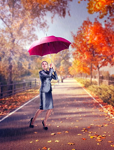 秋天街下雨时女人在秋天街下雨时图片