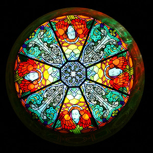 教堂的彩色玻璃圆顶图片