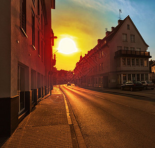 日落时欧洲郊区街道图片