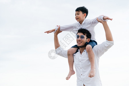 儿子骑着父亲的脖子图片