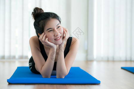 参加瑜伽的女子图片