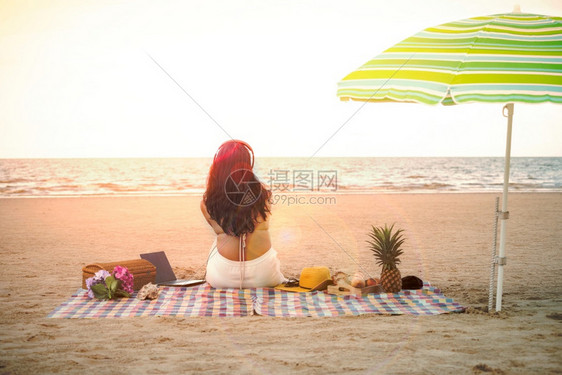 穿比基尼的女子夏天在沙滩上度假热带海滩旅行图片