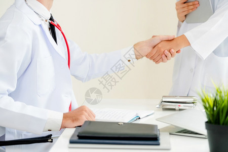医院生向另一名医生握手图片