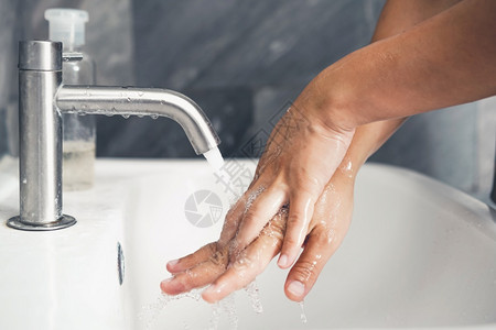 为了预防2019年或的新型冠状疾人们在洗手池以净化感染背景图片