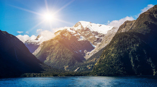拍摄于新西兰岛湖面和山地景观图片