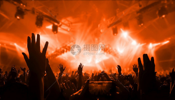 快乐的人在夜总会dj派对音乐会上跳舞并聆听dj在舞台上的电子蹈音乐欢的人群庆祝新年20晚会人们的生活方式夜欢乐的人在夜总会派对音图片