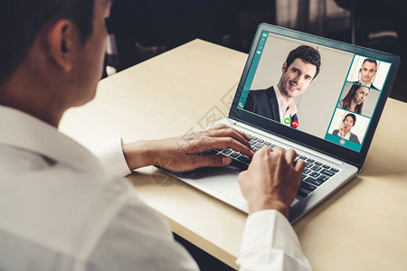 在虚拟工作场所或远程办公室召开商业人员会议利用智能视频技术进行远程工作电话会议与专业公司务的同事进行联系聪明的高清图片素材