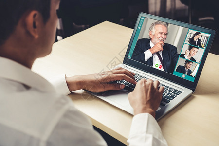 在虚拟工作场所或远程办公室召开商业人员会议利用智能视频技术进行远程工作电话会议与专业公司务的同事进行联系团队合作高清图片素材