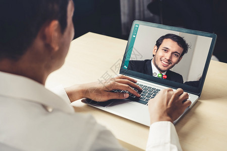 在虚拟工作场所或远程办公室召开商业人员会议利用智能视频技术进行远程工作电话会议与专业公司务的同事进行联系幸福的高清图片素材