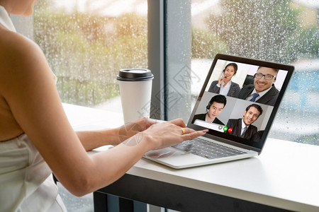 在虚拟工作场所或远程办公室召开商业人员会议利用智能视频技术进行远程工作电话会议与专业公司务的同事进行联系隔离高清图片素材