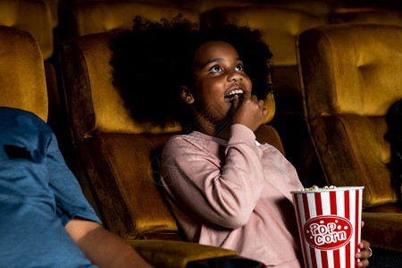 小孩子在电影院玩的很开心图片