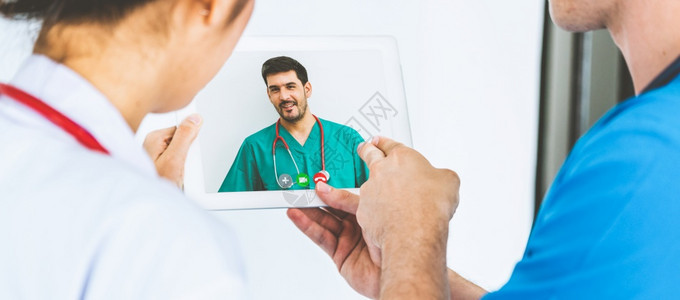 远程医生保健顾问使用在线移动设备与互联网连线进行现场视频通话图片