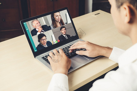 在虚拟工作场所或远程办公室召开商业人员会议利用智能视频技术进行远程工作电话会议与专业公司务的同事进行联系互联网高清图片素材