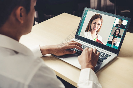 在虚拟工作场所或远程办公室召开商业人员会议利用智能视频技术进行远程工作电话会议与专业公司务的同事进行联系安全的高清图片素材