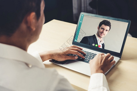 在虚拟工作场所或远程办公室召开商业人员会议利用智能视频技术进行远程工作电话会议与专业公司务的同事进行联系朋友高清图片素材