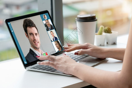 在虚拟工作场所或远程办公室召开商业人员会议利用智能视频技术进行远程工作电话会议与专业公司务的同事进行联系经理高清图片素材