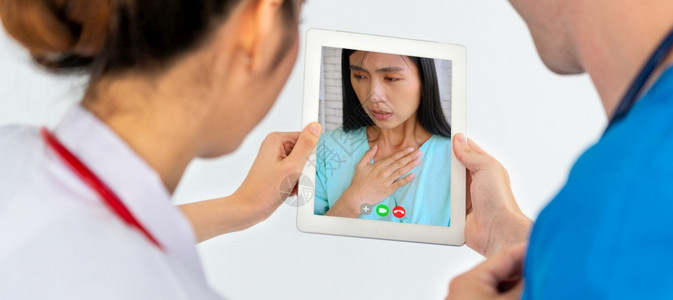 远程医生保健顾问使用在线移动设备与互联网连线进行现场视频通话图片