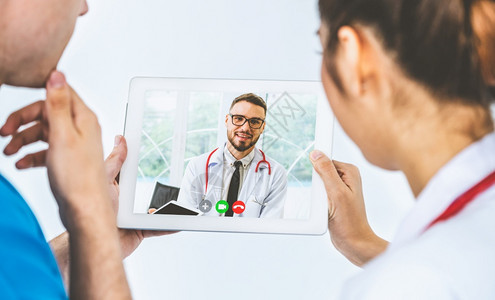 医生与病人远程视频交流图片