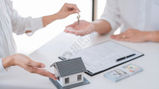卖房顾问提供购房合同讨论贷款利率背景图片