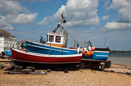 在英格兰肯特海岸的沙滩上进行交易背景图片
