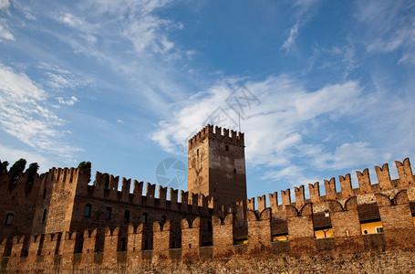 韦洛纳的城堡与蓝天图片