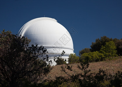 喀里多尼亚帕洛马望远镜顶峰上的帕洛马望远镜白色圆顶上的图片