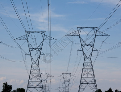 大型金属电压塔横跨农村图片