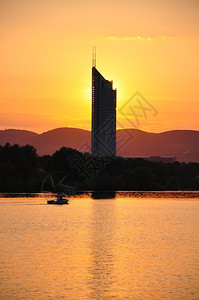 日落时银塔在维纳图片