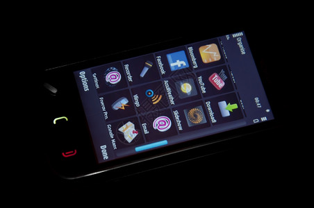 黑暗中的触摸屏智能手机图片