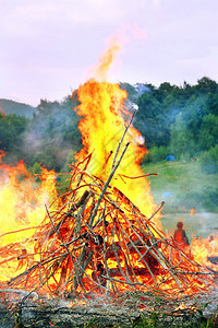 喀尔巴阡山高的燃烧火炉图片
