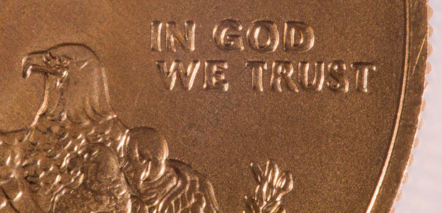 金鹰一盎司硬币与宏观拍摄在上帝的雕刻我们信任图片