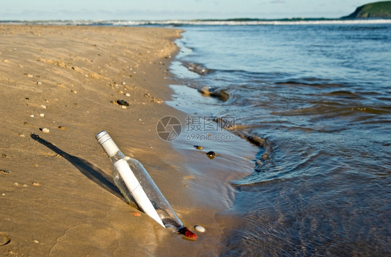 海边搁浅的漂流瓶图片