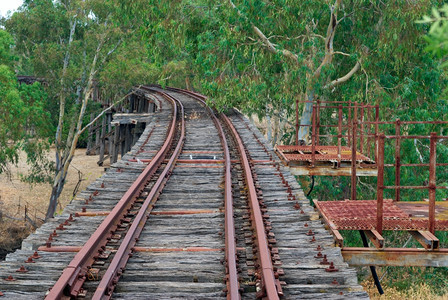 古老的铁路桥在贡达盖铁路桥图片