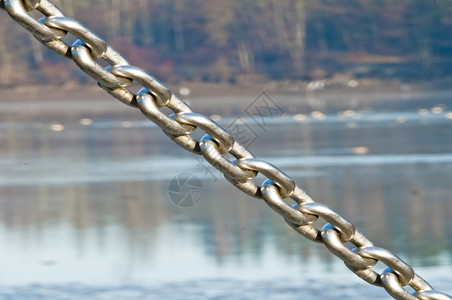 锚链在湖边图片