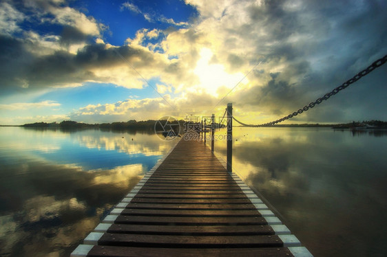 日落时在Yambnsw的浮桥码头图片