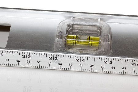内英寸和厘米的铝测量标尺黄色精神水平图片