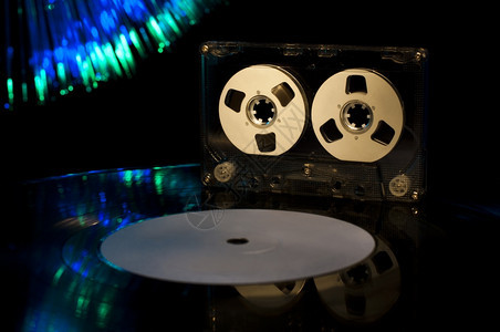 ip黑乙烯唱片磁带和背景迪斯科灯光图片